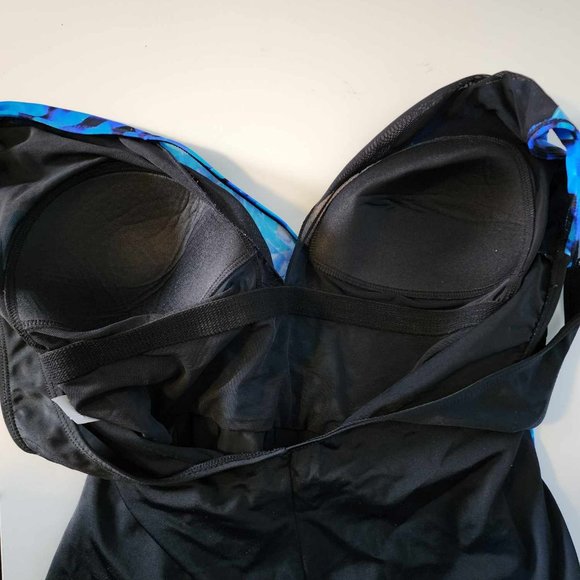 EUC flatering and Stretchy One Piece Swimsuit - Picture 4 of 9